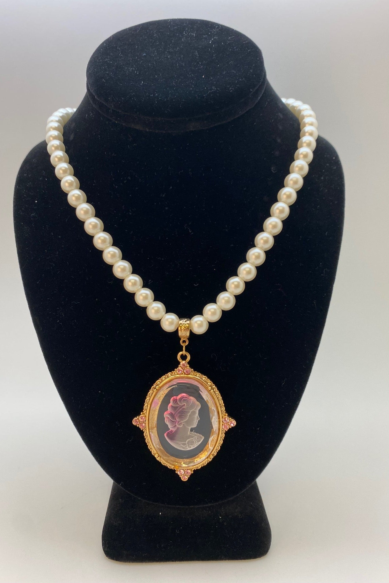 Crystal Oval Glass Intaglio 8mm Faux Pearl Strand Pendant Necklace 18"